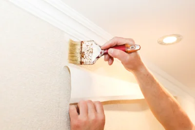 Pose de papier peint aux Moussières — revêtements muraux et toiles de verre